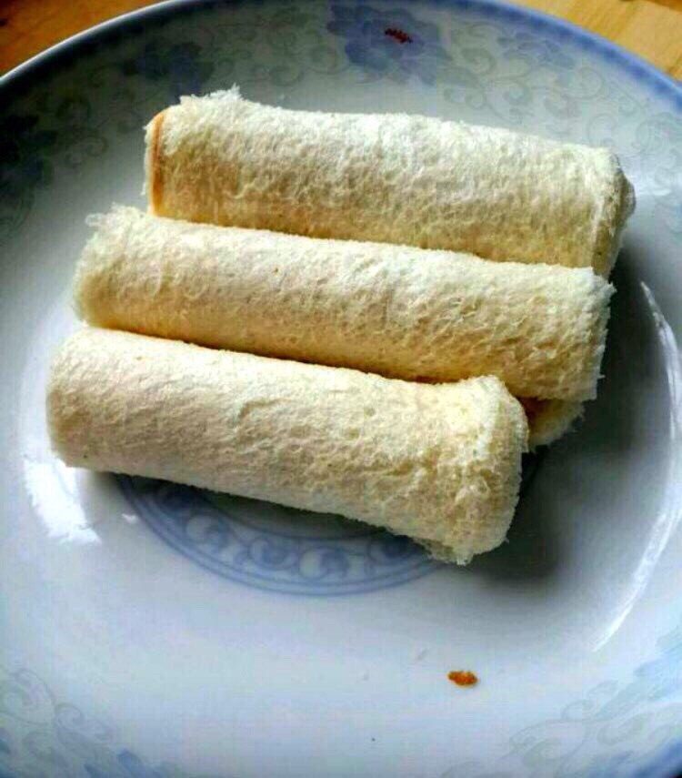 简单早餐吐司火腿肠,如图所示卷好