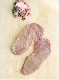 炝拌腰花,里面白色和深红的部分要全部去掉。不要舍不得,一定要全部去掉