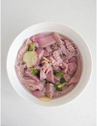 炝拌腰花,待水变浑浊后将水倒掉,重新换水,继续揉捏腰花,重复此步骤至水不再浑浊