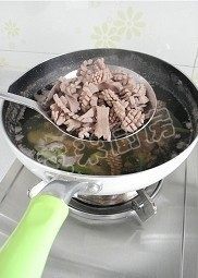 炝拌腰花,继续大火,水再次沸腾之后将腰花捞出,里面的葱姜花椒拣去不用