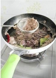 糟卤鸡胗,锅子烧开后转小火,用勺子将浮沫撇净