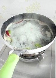 糟卤鸡胗,浮沫撇净后,转大火煮5分钟,煮好的鸡胗捞出,将葱姜蒜等挑拣出去