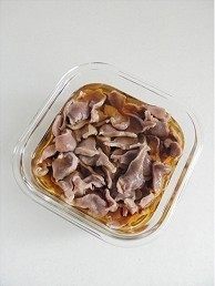糟卤鸡胗,糟卤的量要没过鸡胗,盖好盖子,放入冰箱冷藏2个小时