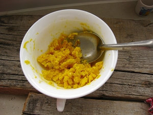 蛋黄南瓜,鸭蛋黄用勺子压碎。
