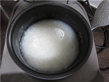 生滚鱼片粥,<a style='color:red;display:inline-block;' href='/shicai/ 492'>大米</a>和清水按电饭煲的提示比例,预约煮一锅白粥;
