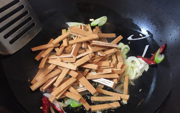 西芹炒豆干,放入豆腐干翻炒