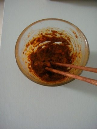 香辣排骨煲仔饭,把香辣火锅底料放入碗中,倒入色拉油调开