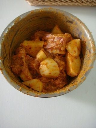 香辣排骨煲仔饭,和火锅底料放在一起,戴上手套用手抓匀,腌制30分钟