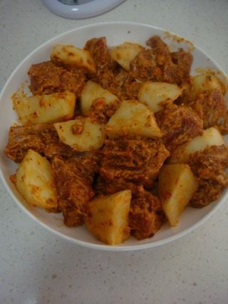 香辣排骨煲仔饭,放在盘子里,最好是一块排骨一块土豆的摆好