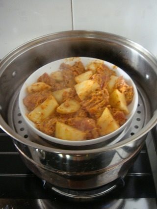 香辣排骨煲仔饭,蒸锅上汽后,放入盘子,蒸约25分钟即可