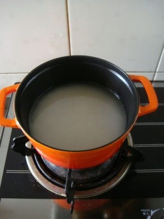 香辣排骨煲仔饭,大米洗净放入铸铁锅内,倒入水,把手指垂直插入水中,水位到第一指节2/3处