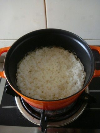 香辣排骨煲仔饭,开中火煮饭,锅边冒大气,锅内表面没有水,<a style='color:red;display:inline-block;' href='/shicai/ 507'>米饭</a>中间有大泡时,打开锅盖