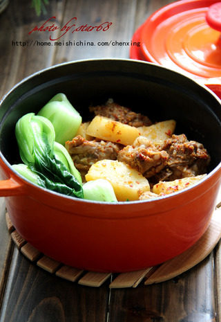香辣排骨煲仔饭,把焯过的<a style='color:red;display:inline-block;' href='/shicai/ 115'>油菜</a>放入锅中,就可以美美的享受了!
