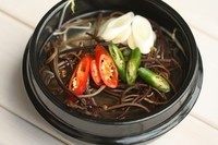 韩式辣牛肉汤,取适量的煮牛肉的汤,里面放入蕨菜,绿豆芽,大葱,青红椒,<a style='color:red;display:inline-block;' href='/shicai/ 3738'>芝麻油</a>,韩式辣酱。