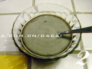 黑糖燕麦软曲奇,黑糖加热水搅拌至溶化，冷却成黑糖水。