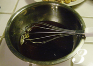 黑糖燕麦软曲奇,将黑糖水和<a style='color:red;display:inline-block;' href='/shicai/ 857'>植物油</a>混合，用打蛋器搅拌至水油溶合。