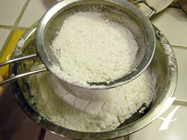 黑糖燕麦软曲奇,<a style='color:red;display:inline-block;' href='/shicai/ 548'>低筋面粉</a>和<a style='color:red;display:inline-block;' href='/shicai/ 702'>泡打粉</a>、盐混合过筛，筛入3中，搅拌均匀成面糊。