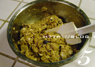 黑糖燕麦软曲奇,加入核桃仁碎、燕麦片、葡萄干拌匀。