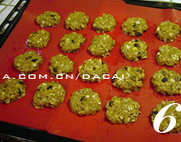 黑糖燕麦软曲奇,烤箱预热180度，将1汤匙面糊用勺子盛出放入烤盘中，再用勺子整理成扁圆形（可以用两把勺子整理形状），依次将所有面糊做成饼干坯放入烤盘，烤坯之间要留些空隙，最后放入烤箱中层，180度烤10-12分钟，饼干膨胀定型即可，不要烤久了，不然就不软啦。