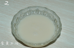 葡萄干发糕,3g<a style='color:red;display:inline-block;' href='/shicai/ 731'>酵母</a>溶于190g温水中(水温不得高于40度),静置几分钟。