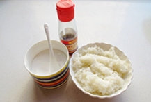 紫菜包饭,将蒸好的<a style='color:red;display:inline-block;' href='/shicai/ 507'>米饭</a>晾去热气,加入盐和香油,拌匀。
