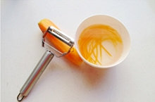 紫菜包饭,<a style='color:red;display:inline-block;' href='/shicai/ 25'>胡萝卜</a>擦成粗丝,用开水焯一下断生。