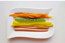 紫菜包饭,黄条、<a style='color:red;display:inline-block;' href='/shicai/ 438'>火腿</a>切条,韩式大萝卜条一根