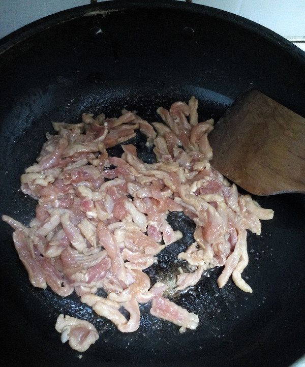 京酱肉丝,锅中油热加入肉丝煸炒至白色盛出备用