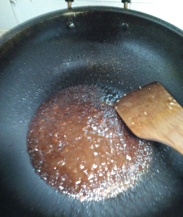 京酱肉丝,锅中留少许底油,放入姜末炒香,加入面酱小火炒一炒