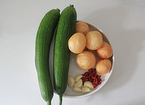 丝瓜烧油面筋,<a style='color:red;display:inline-block;' href='/shicai/ 57'>丝瓜</a>洗净备用，<a style='color:red;display:inline-block;' href='/shicai/ 2794'>大蒜</a>剥皮待用。