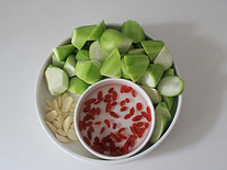 丝瓜烧油面筋,将丝瓜轻轻刮去表面那层硬皮后切滚刀块，大蒜切片，<a style='color:red;display:inline-block;' href='/shicai/ 142822'>枸杞子</a>用温水泡20分钟。