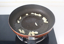 丝瓜烧油面筋,平底锅内放适量的<a style='color:red;display:inline-block;' href='/shicai/ 849'>花生油</a>，下蒜瓣炒出香味。