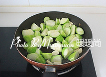 丝瓜烧油面筋,下丝瓜中火翻炒至丝瓜变色、变软。