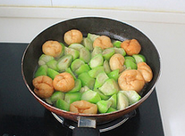 丝瓜烧油面筋,加入约100ml的凉白开，下<a style='color:red;display:inline-block;' href='/shicai/ 524'>油面筋</a>。