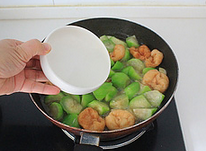 丝瓜烧油面筋,加入水淀粉（淀粉加50ml的凉白开调匀），转大火收汁。