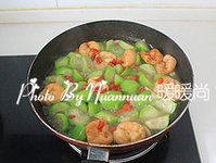 丝瓜烧油面筋,关火前放泡发后的枸杞子配色，关火出锅即可食用。