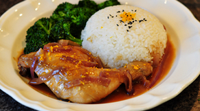 洋葱锅烧鸡腿饭,装盘的时候依次摆上米饭(用碗装好后倒扣),摆上鸡腿和西兰花,淋上汤汁,最后再磨些橙皮点缀,喜欢的话米饭上面也可以加少许<a style='color:red;display:inline-block;' href='/shicai/ 668'>黑芝麻</a>和橙皮点缀