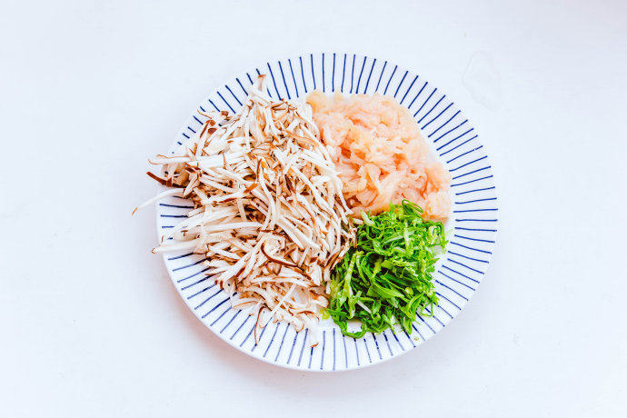 香菇鸡肉粥,准备好所需配菜：<a style='color:red;display:inline-block;' href='/shicai/ 230'>香菇</a>、鸡肉、<a style='color:red;display:inline-block;' href='/shicai/ 3517'>青菜</a>切丝