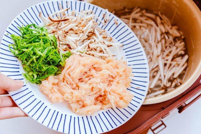香菇鸡肉粥,在锅中倒入<a style='color:red;display:inline-block;' href='/shicai/ 101'>鸡胸肉</a>和香菇丝，青菜丝出锅前再倒入