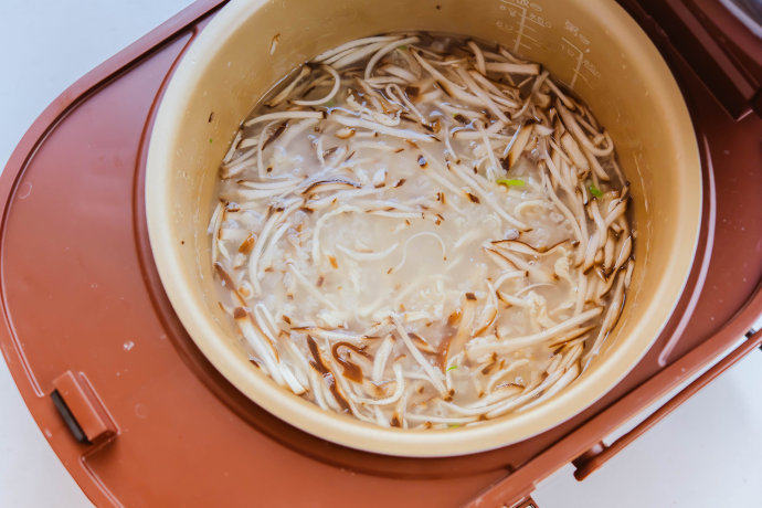 香菇鸡肉粥,继续保温功能焖10-15分钟，盐调味即可出锅食用