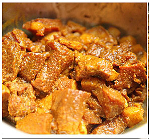 咖喱牛肉粽,<a style='color:red;display:inline-block;' href='/shicai/ 216'>牛肉</a>洗净切成正方型的大丁,加酱油、料酒、海鲜酱、盐和咖喱粉,少许淀粉腌制3个小时备用