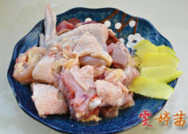 麻油鸡,将<a style='color:red;display:inline-block;' href='/shicai/ 2802'>老姜</a>切成薄薄的片，鸡去头尾，内脏清洗干净，切成3厘米左右大小的块状。此时可以将<a style='color:red;display:inline-block;' href='/shicai/ 241'>干香菇</a>冲洗一遍，然后泡入温水中。（泡的水不要倒掉）
