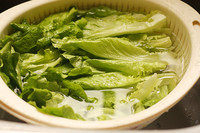 白灼生菜,<a style='color:red;display:inline-block;' href='/shicai/ 121'>生菜</a>一片片的掰下来，清水冲洗干净，在水中再泡5分钟。反复冲洗几次，洗干净控干水备用。