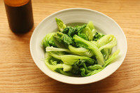 白灼生菜,放入盘中。