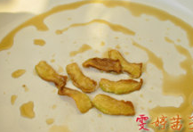麻油鸡,一直要爆到姜片的两面都皱起来，成褐色，但不焦黑时才能结束。