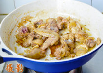 麻油鸡,姜片爆好后，开大火，将切块的鸡肉放入锅中翻炒，直到鸡肉外皮金黄紧缩，大概六七成熟才可以。