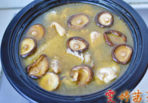 麻油鸡,接着将鸡肉移入陶瓷汤锅中，加入泡发香菇的水，水量也不要太多，略微盖过鸡肉2-3公分即可。先大火将鸡肉和汤煮沸腾，之后马上转小火，慢慢炖煮。