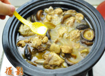 麻油鸡,大概炖一个半小时就好，鸡肉能保留更多营养价值，此时加一点点盐调味即可，简直太香浓了。