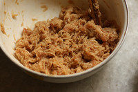 肉丸焖饭,<a style='color:red;display:inline-block;' href='/shicai/ 442'>肉末</a>加姜蓉，<a style='color:red;display:inline-block;' href='/shicai/ 788'><a style='color:red;display:inline-block;' href='/shicai/ 788'>生抽</a></a>，<a style='color:red;display:inline-block;' href='/shicai/ 718'>料酒</a>，拌匀，加入<a style='color:red;display:inline-block;' href='/shicai/ 9'>鸡蛋</a>搅拌，再慢慢的少量多次的加些水搅拌，每次都要吸收了再加下一次，为了让肉吸收多点水分，吃起来更嫩。