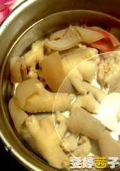 水晶玫瑰胶原蛋白冻,煮好后,马上放入冷水中浸泡,将食材上的浮沫全部清洗干净。